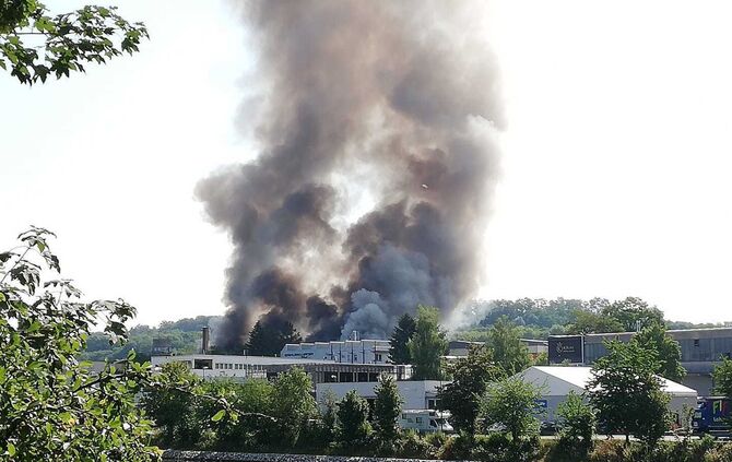 Brand Großbrand Industriegebiet Remseck Remseck-Aldingen Autoverwerter Feuer_0