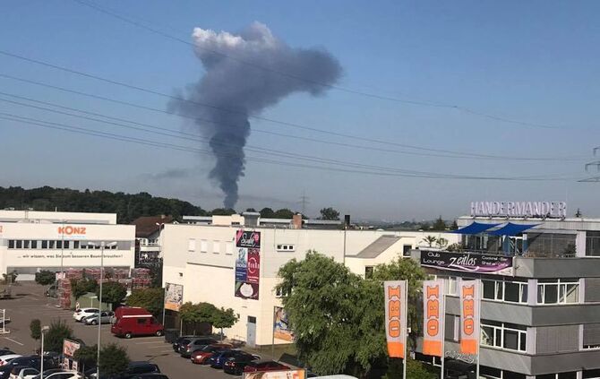 Brand Großbrand Industriegebiet Remseck Remseck-Aldingen Autoverwerter Feuer_1