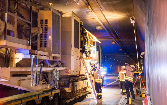 Unfall verursacht Sperrung des Kappelbergtunnels - Bild 15_0