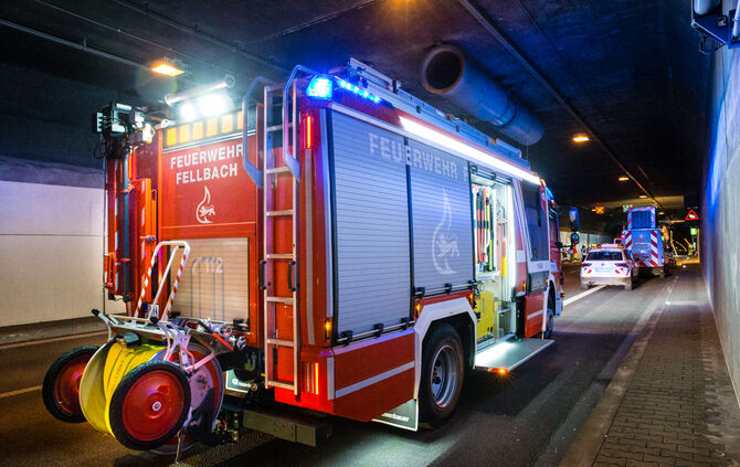Unfall verursacht Sperrung des Kappelbergtunnels - Bild 11_4
