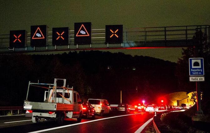 Unfall verursacht Sperrung des Kappelbergtunnels - Bild 03_12