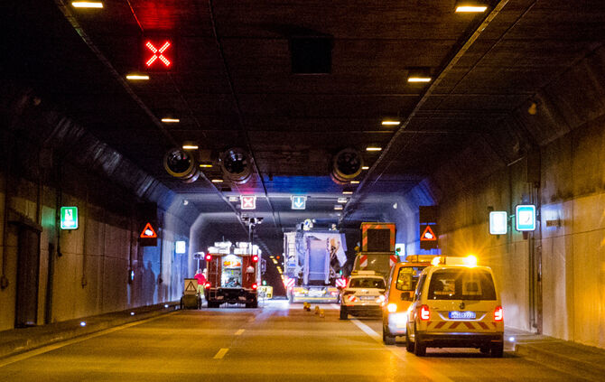 Unfall verursacht Sperrung des Kappelbergtunnels - Bild 02_13