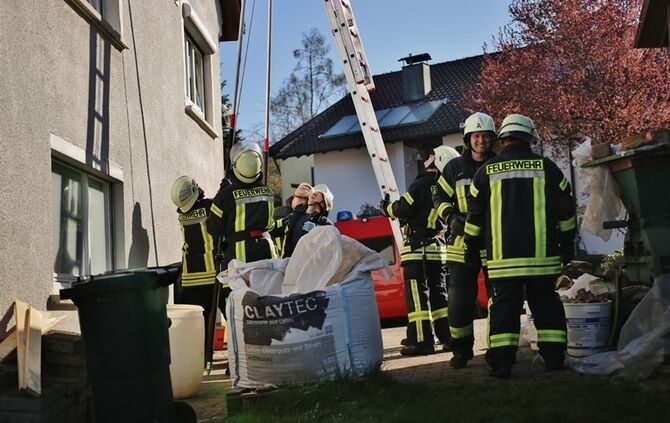 Rudersberg-Steinenberg: Waschbaer haengt in Blitzableiter fest - Einsatz fuer die Feuerwehr