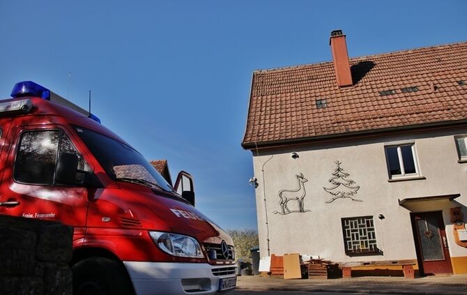 Rudersberg-Steinenberg: Waschbaer haengt in Blitzableiter fest - Einsatz fuer die Feuerwehr