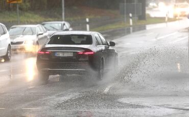 Regenwetter regen nasse fahrbahn verkehr symbol symbolbild  Symbolfoto