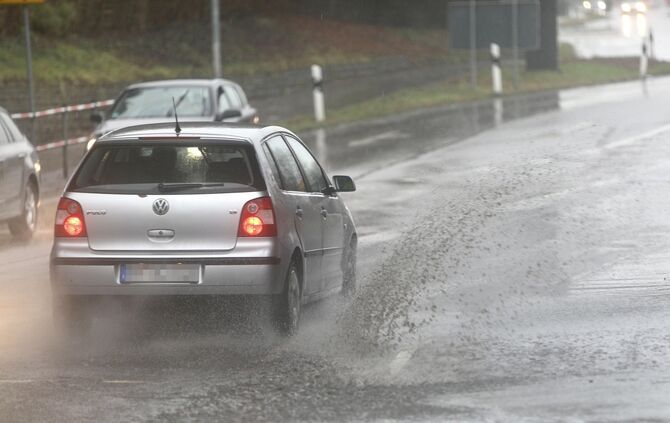 Regenwetter Regen nass Fahrbahn Symbol Symbolbild Symbolfoto