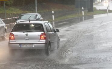 Regenwetter Regen nass Fahrbahn Symbol Symbolbild Symbolfoto