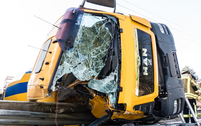 Betonmischer kippt um: Fahrer verletzt - Bild 11_0