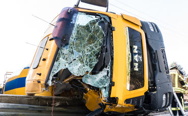 Betonmischer kippt um: Fahrer verletzt - Bild 11_0