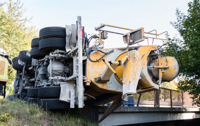 Betonmischer kippt um: Fahrer verletzt - Bild 21_1