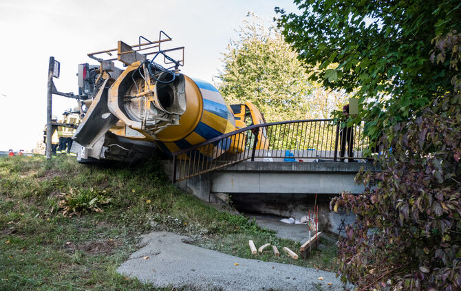 Betonmischer kippt um: Fahrer verletzt - Bild 20_2