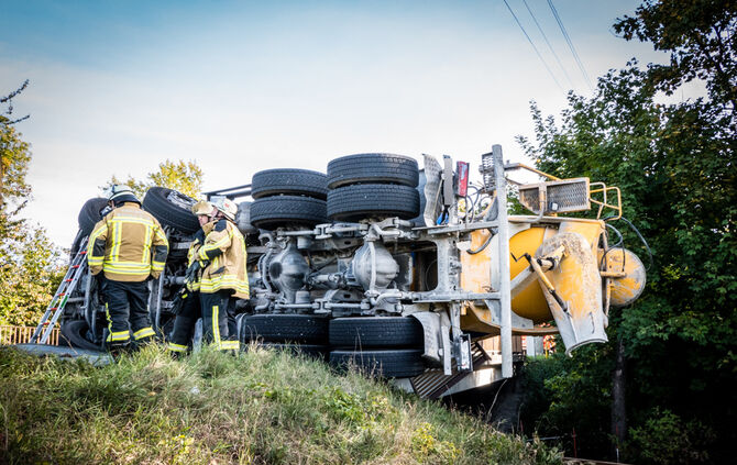 Betonmischer kippt um: Fahrer verletzt - Bild 19_3