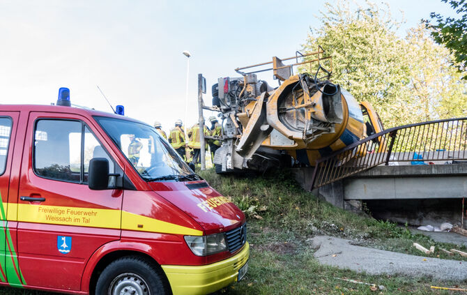 Betonmischer kippt um: Fahrer verletzt - Bild 18_4