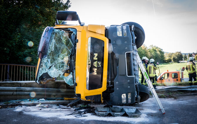 Betonmischer kippt um: Fahrer verletzt - Bild 17_5
