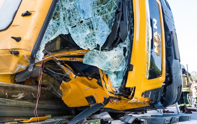 Betonmischer kippt um: Fahrer verletzt - Bild 16_6