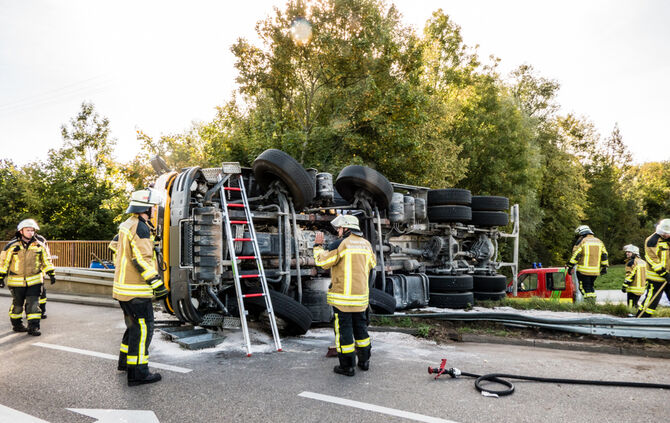 Betonmischer kippt um: Fahrer verletzt - Bild 15_7