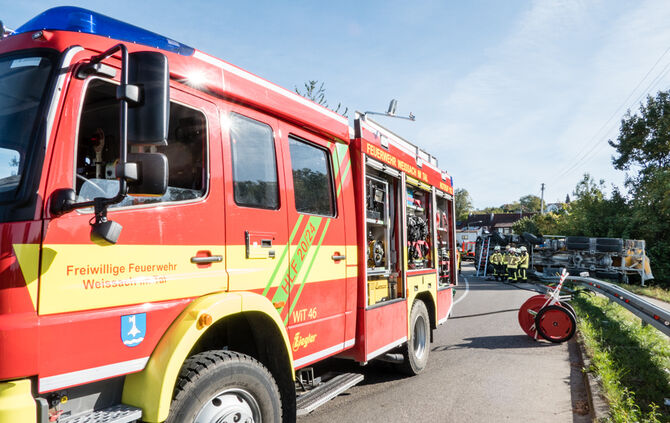Betonmischer kippt um: Fahrer verletzt - Bild 14_8
