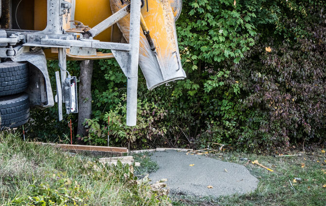 Betonmischer kippt um: Fahrer verletzt - Bild 12_10