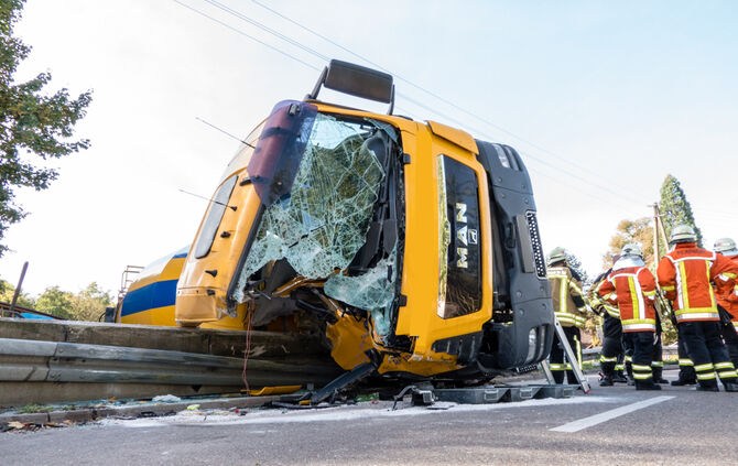 Betonmischer kippt um: Fahrer verletzt - Bild 10_11
