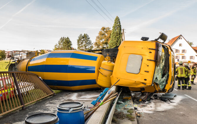 Betonmischer kippt um: Fahrer verletzt - Bild 09_12