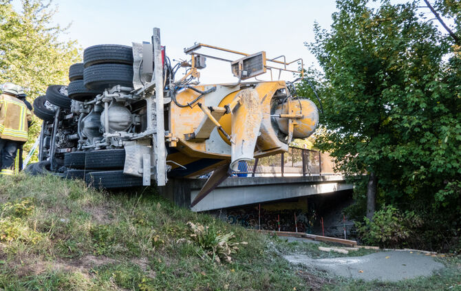 Betonmischer kippt um: Fahrer verletzt - Bild 08_13