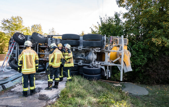 Betonmischer kippt um: Fahrer verletzt - Bild 07_14