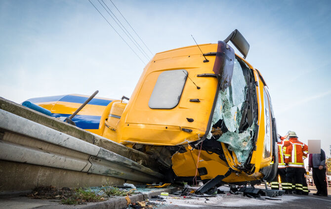 Betonmischer kippt um: Fahrer verletzt - Bild 06_15