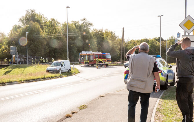 Betonmischer kippt um: Fahrer verletzt - Bild 05_16
