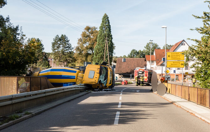 Betonmischer kippt um: Fahrer verletzt - Bild 04_17
