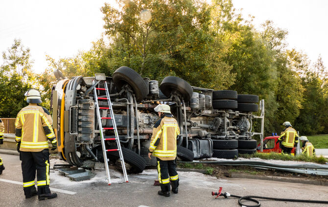 Betonmischer kippt um: Fahrer verletzt - Bild 03_18