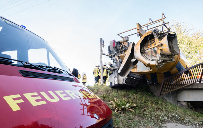 Betonmischer kippt um: Fahrer verletzt - Bild 02_19
