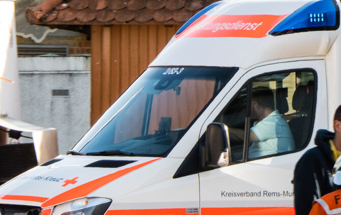 Betonmischer kippt um: Fahrer verletzt - Bild 01_20