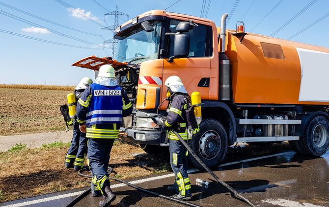 Kehrmaschine gerät in Brand - Bild 07_0