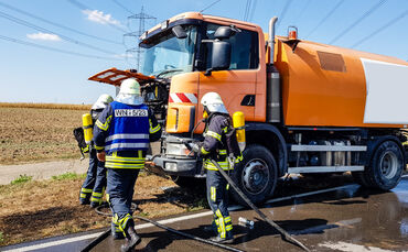 Kehrmaschine gerät in Brand - Bild 07_0