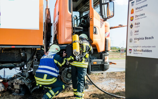 Kehrmaschine gerät in Brand - Bild 10_1