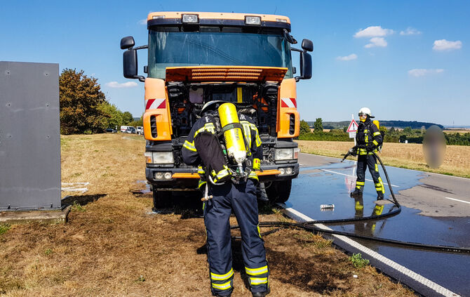 Kehrmaschine gerät in Brand - Bild 06_4