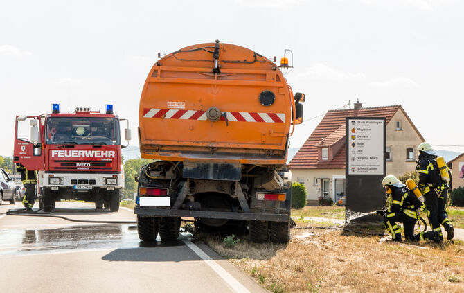 Kehrmaschine gerät in Brand - Bild 02_8
