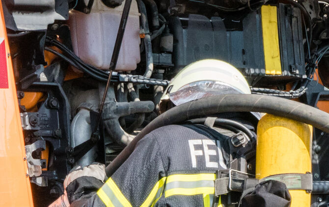 Kehrmaschine gerät in Brand - Bild 11_10