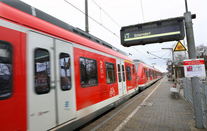 S-bahn s bahn sbahn haltestelle weiler bahnsteig vvs  symbol symbolbild symbolfoto
