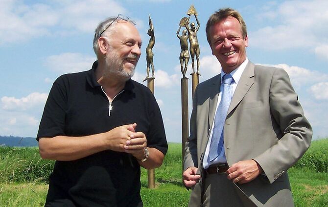 Bildhauer Professor Karl Ulrich Nuss geschaffenen drei Bronze-Stelen am Verbindungsweg zwischen Endersbach und Strümpfelbach hat