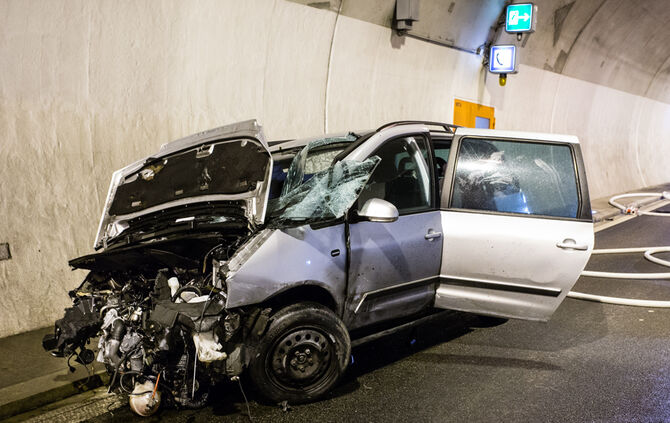 Tödlicher Unfall im B 14 Tunnel - Bild 19_0