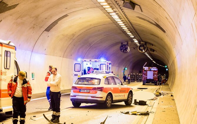 Tödlicher Unfall im B 14 Tunnel - Bild 12_11