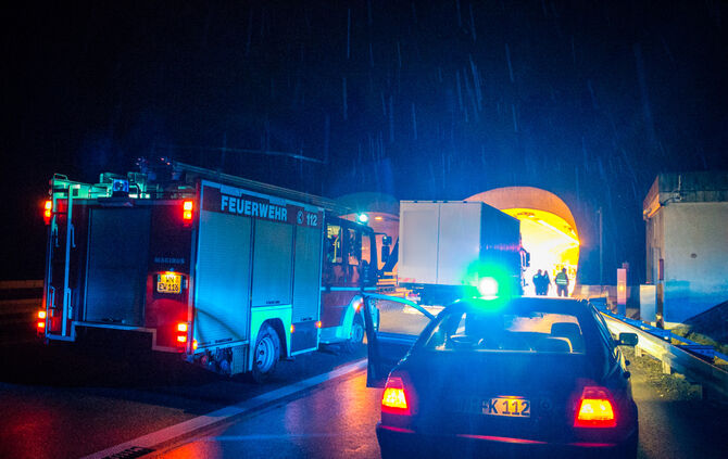 Tödlicher Unfall im B 14 Tunnel - Bild 02_13