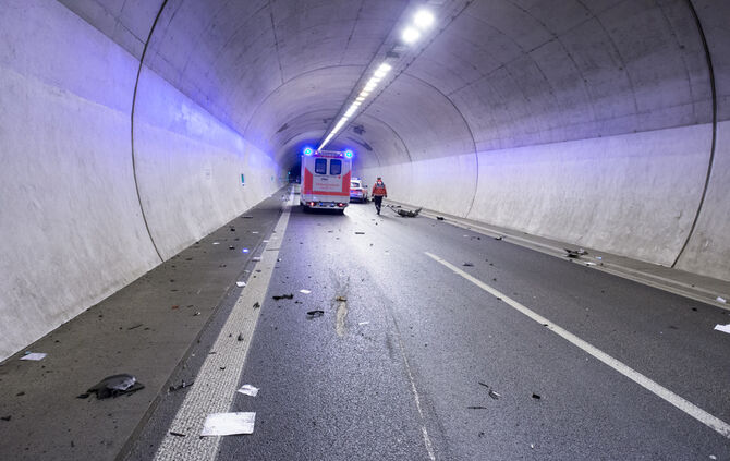 Tödlicher Unfall im B 14 Tunnel - Bild 15_15