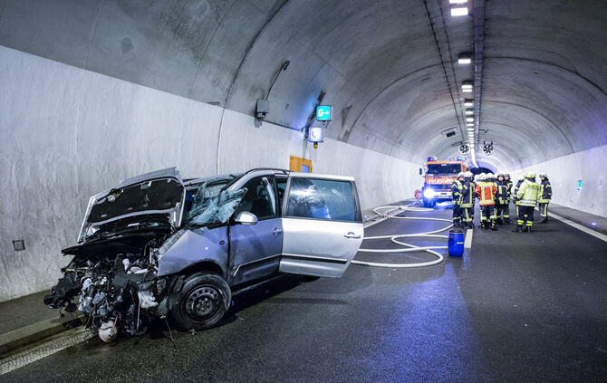 Tödlicher Unfall im B 14 Tunnel - Bild 18_18