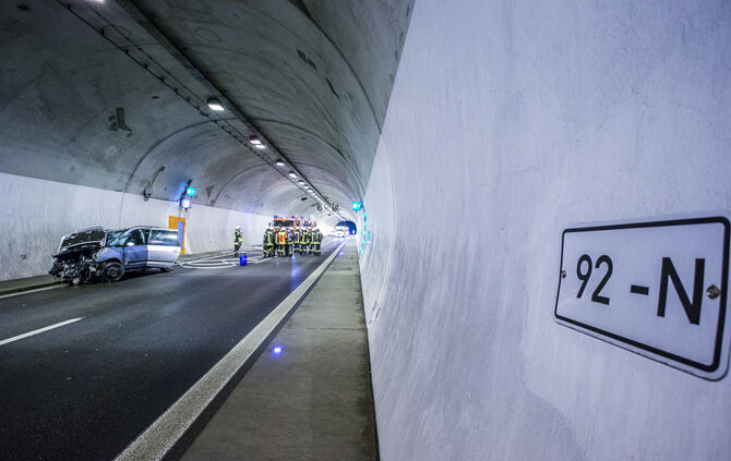Tödlicher Unfall im B 14 Tunnel - Bild 23_22
