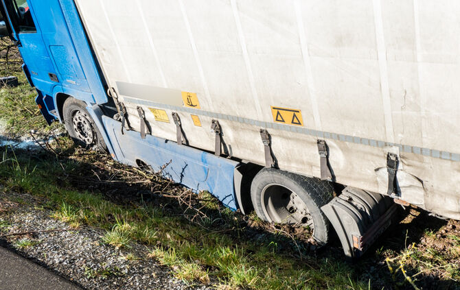Lkw prallt gegen Baum_3