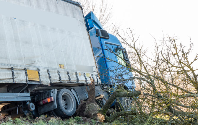 Lkw prallt gegen Baum_7