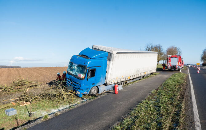 Lkw prallt gegen Baum_12