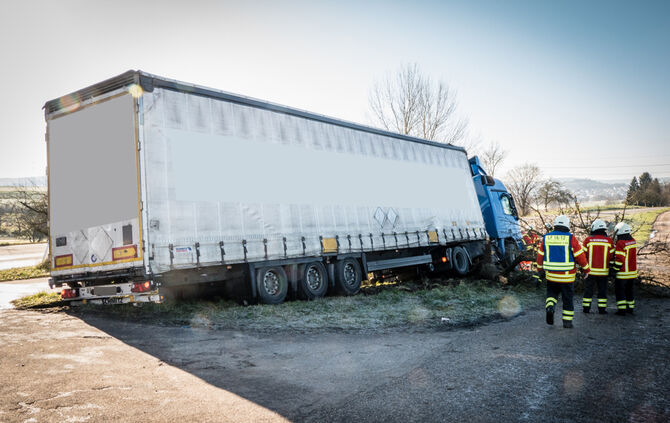 Lkw prallt gegen Baum_15